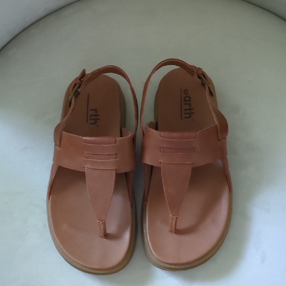 Earth Leather Size 7 Thong Sandal Like New
